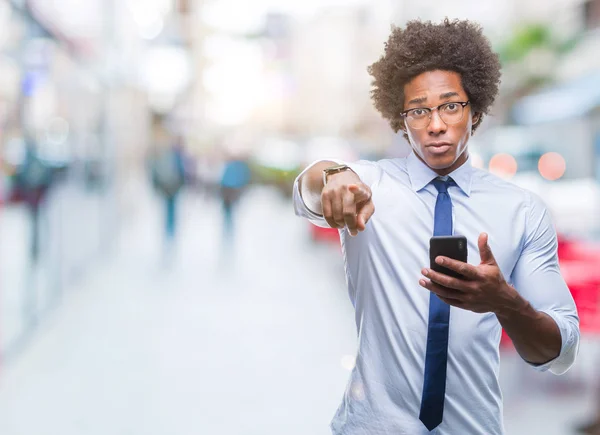 Afro Americký Obchodní Muž Sms Pomocí Smartphone Přes Samostatný Pozadí — Stock fotografie
