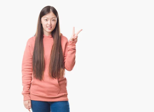 Jonge Chinese Vrouw Geïsoleerde Achtergrond Dragen Sport Sweathshirt Tonen Met — Stockfoto