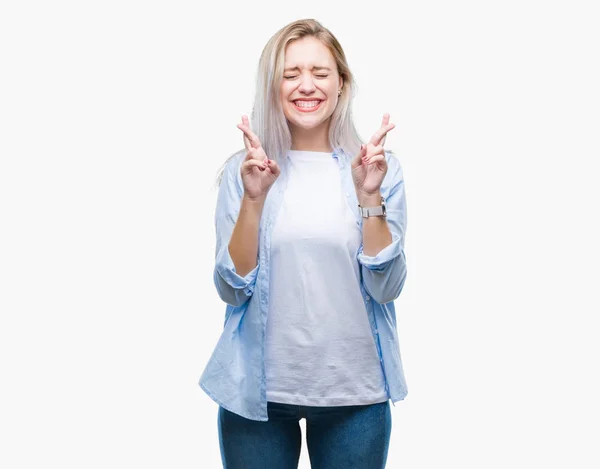 Mujer Rubia Joven Sobre Fondo Aislado Sonriendo Cruzando Los Dedos — Foto de Stock