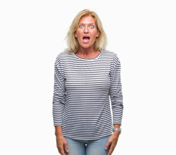 Blonde Frau Mittleren Alters Mit Isoliertem Hintergrund Verängstigt Und Schockiert — Stockfoto