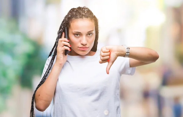 Young Gevlochten Haar Afrikaanse Amerikaans Meisje Weergegeven Bellen Smartphone Geïsoleerde — Stockfoto