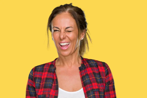 Medelåldern Vuxen Kvinna Bär Casual Jacka Över Isolerade Bakgrund Winking — Stockfoto