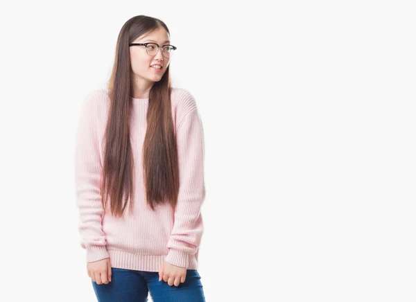 Joven Mujer China Sobre Fondo Aislado Con Gafas Mirando Hacia — Foto de Stock