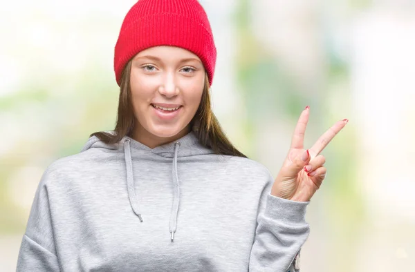 Giovane Donna Caucasica Bella Indossando Berretto Lana Sfondo Isolato Sorridente — Foto Stock