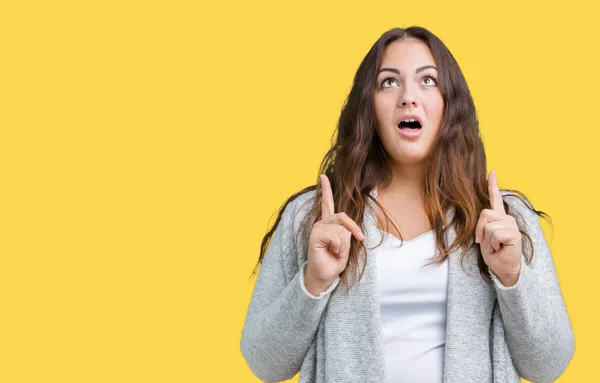 Mulher Bonita Size Jovem Usando Jaqueta Inverno Sobre Fundo Isolado — Fotografia de Stock