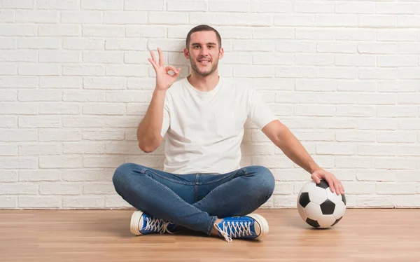 Jeune Homme Caucasien Assis Sur Mur Briques Blanches Tenant Ballon — Photo