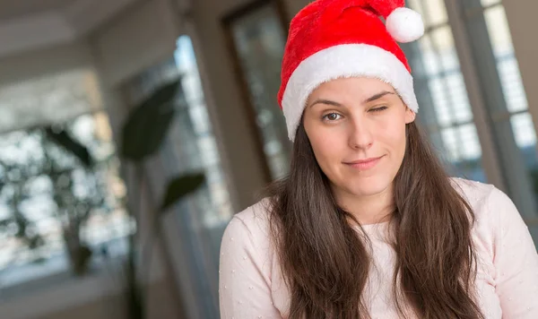 Belle Jeune Femme Portant Chapeau Père Noël Maison Clin Oeil — Photo