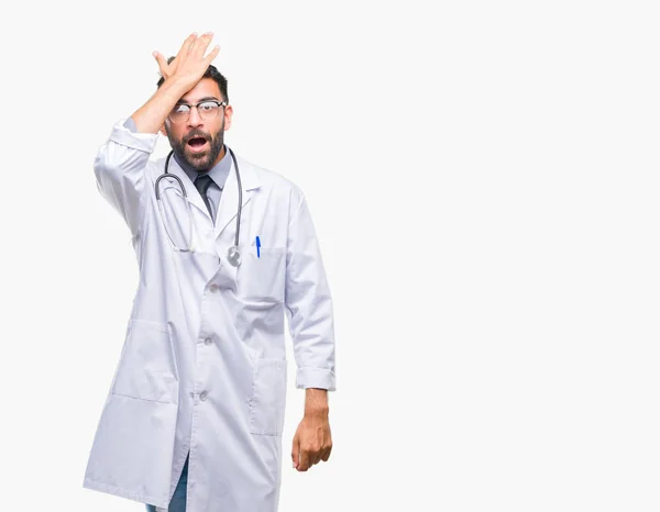 Homem Médico Hispânico Adulto Sobre Fundo Isolado Surpreendido Com Mão — Fotografia de Stock