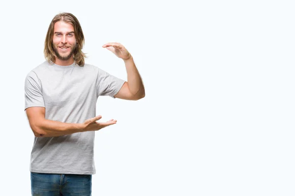 Homem Bonito Jovem Com Cabelos Longos Sobre Fundo Isolado Gesticulando — Fotografia de Stock