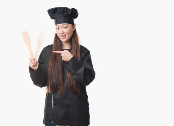 Jovem Chinês Mulher Sobre Isolado Fundo Vestindo Chef Uniforme Muito — Fotografia de Stock