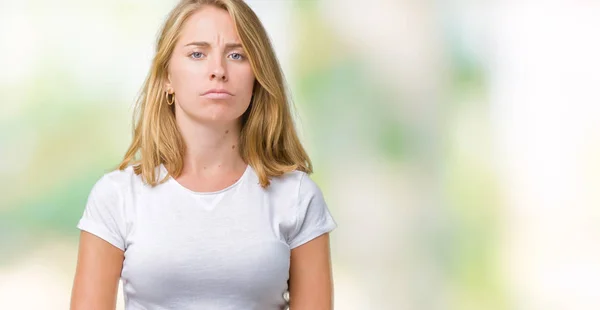 Mulher Bonita Vestindo Casual Shirt Branca Sobre Fundo Isolado Cético — Fotografia de Stock