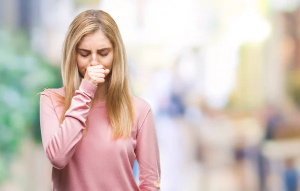 若い美しい金髪女性は体調不良や風邪や気管支炎の症状として咳を感じて孤立の背景にピンクの冬のセーターを着ています ヘルスケアの概念 — ストック写真