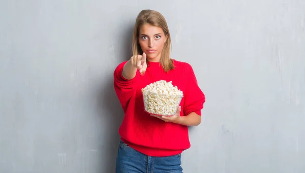 Hermosa Mujer Joven Sobre Pared Gris Grunge Comer Maíz Pop —  Fotos de Stock