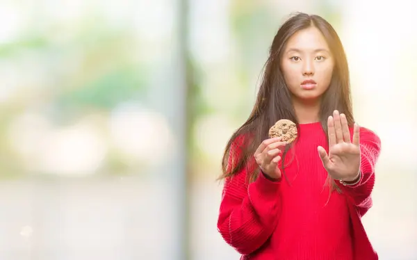 Mladá Asijská Žena Jíst Čokoláda Čip Cookie Izolované Pozadí Otevřít — Stock fotografie