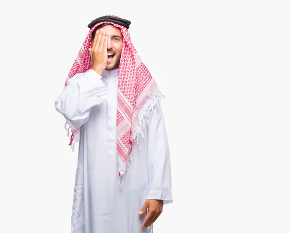 Junger Gutaussehender Mann Der Keffiyeh Über Isoliertem Hintergrund Trägt Und — Stockfoto