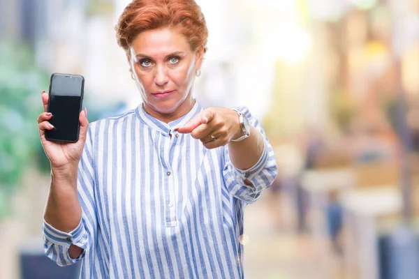 Attractief Senior Kaukasische Roodharige Vrouw Weergegeven Smartphone Scherm Geïsoleerde Achtergrond — Stockfoto