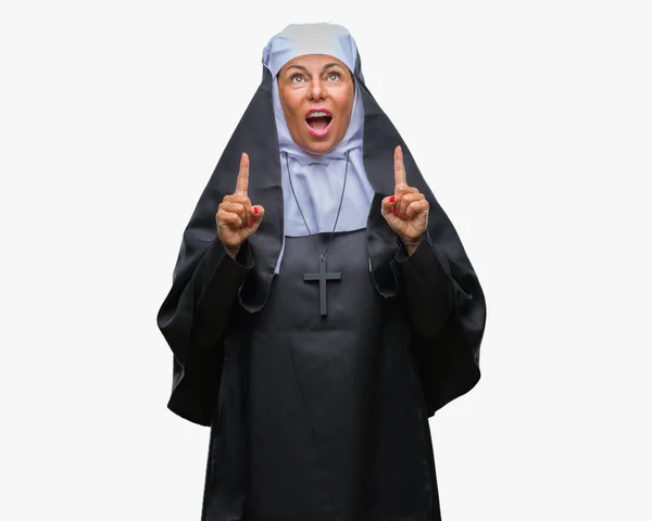 Monja Católica Cristiana Mayor Mediana Edad Sobre Fondo Aislado Asombrada —  Fotos de Stock