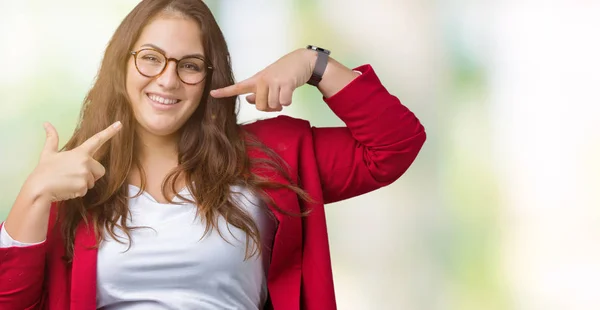 プラスサイズの若いビジネス女性美しい自信を示す 指歯と口を指して笑顔背景を分離でエレガントなジャケットとメガネを着用します 健康の概念 — ストック写真