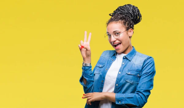 Jonge Gevlochten Haar Afrikaanse Amerikaans Meisje Bril Geïsoleerde Achtergrond Glimlachend — Stockfoto