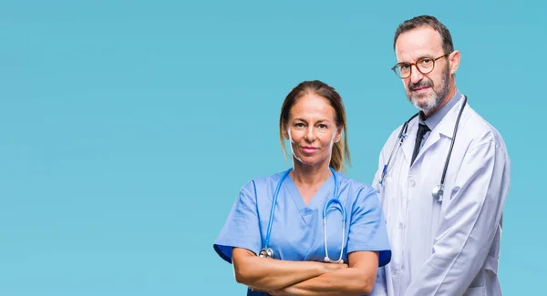 Středním Věku Hispánský Lékaři Partnery Pár Lékařských Uniformě Izolované Pozadí — Stock fotografie
