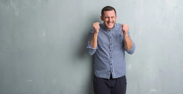 Kaukasische Jongeman Grijs Grunge Muur Enthousiast Voor Succes Met Armen — Stockfoto