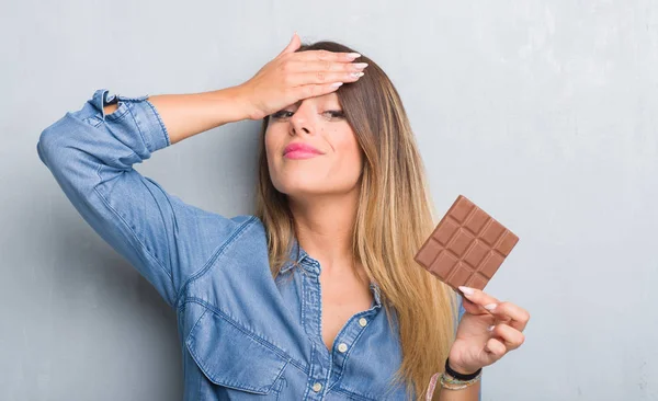 Jeune Femme Adulte Sur Mur Gris Grunge Manger Barre Chocolat — Photo