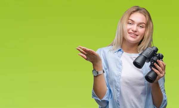 Junge Kaukasische Frau Hält Fernglas Über Isoliertem Hintergrund Sehr Glücklich — Stockfoto