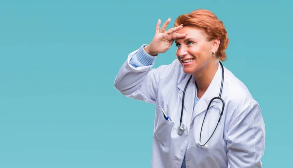 Eine Ältere Kaukasische Ärztin Medizinischer Uniform Vor Isoliertem Hintergrund Sehr — Stockfoto