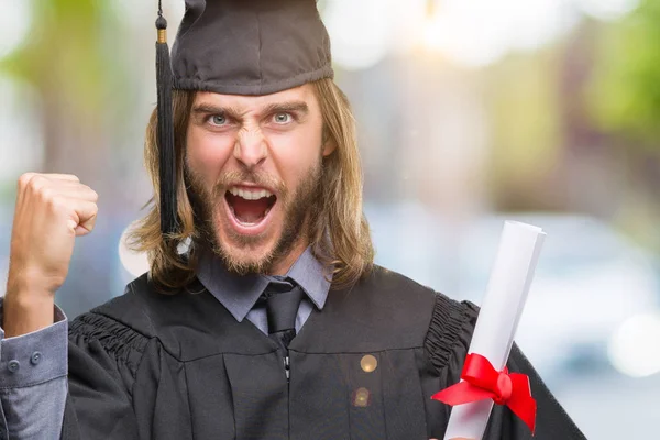 Pohledný Mladý Absolvent Muž Dlouhými Vlasy Diplomem Izolované Pozadí Naštvaný — Stock fotografie