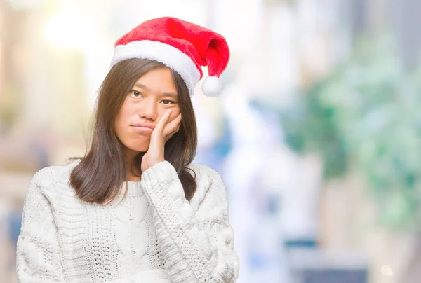 Jeune Femme Asiatique Portant Chapeau Noël Sur Fond Isolé Pensant — Photo