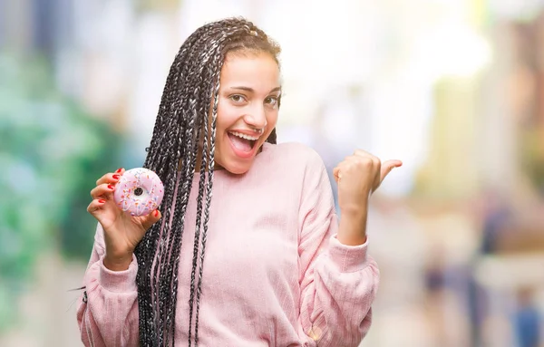 Unga Afroamerikanska Flicka Äter Rosa Donut Över Isolerade Bakgrund Mycket — Stockfoto