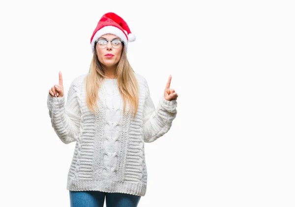 Mladá Krásná Žena Nosí Vánoční Čepice Izolované Pozadí Ohromen Překvapen — Stock fotografie