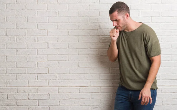 Hombre Caucásico Joven Pie Sobre Pared Ladrillo Blanco Sensación Malestar — Foto de Stock