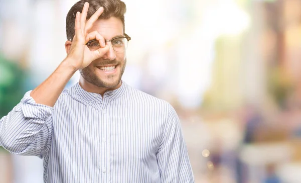 Stilig Ung Över Isolerade Bakgrund Gör Gest Med Handen Leende — Stockfoto