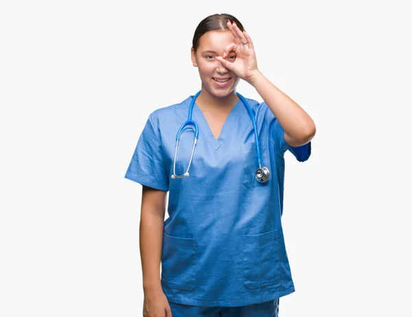 Unga Kaukasiska Läkare Kvinna Bär Medicinsk Uniform Över Isolerade Bakgrund — Stockfoto