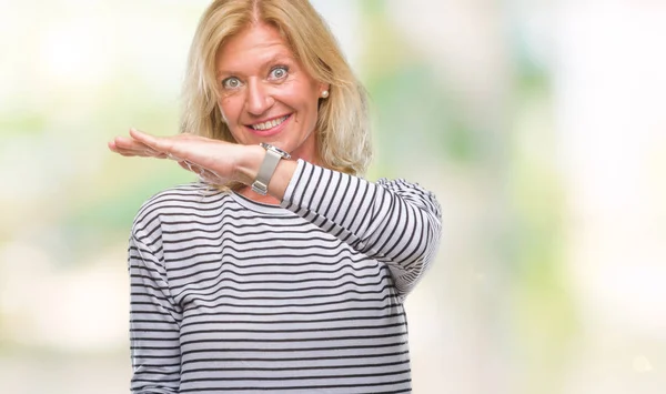 Medelålders Blond Kvinna Över Isolerade Bakgrund Gestikulerande Med Händer Som — Stockfoto
