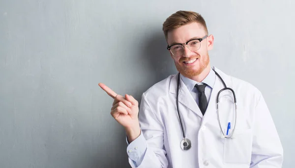 Joven Pelirroja Doctor Hombre Sobre Gris Grunge Pared Muy Feliz — Foto de Stock