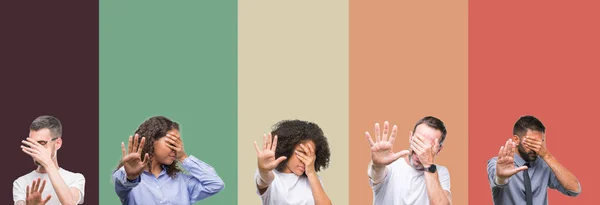 Collage Groupe Jeunes Personnes Âgées Sur Fond Isolé Coloré Couvrant — Photo