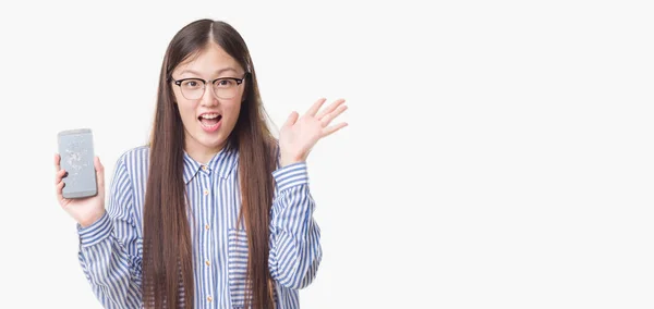 Young Chinese Woman Isolated Background Showing Broken Smartphone Screen Very — Stock Photo, Image