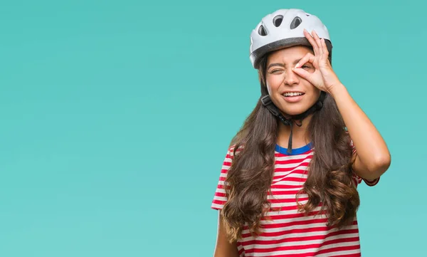 年轻的阿拉伯骑自行车妇女佩戴安全头盔在孤立的背景下做 手势用手微笑 眼睛看通过手指与愉快的面孔 — 图库照片