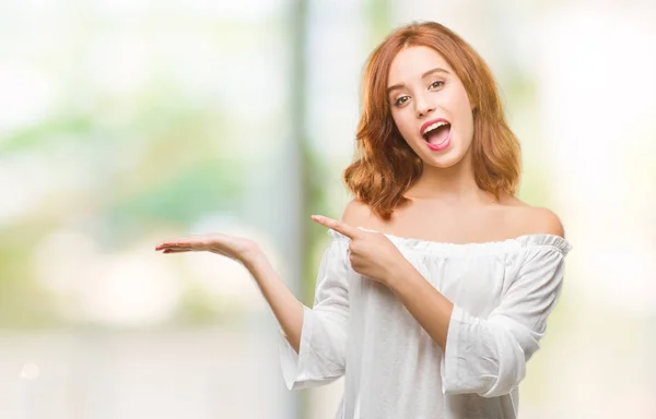 Giovane Bella Donna Sfondo Isolato Stupito Sorridente Alla Fotocamera Mentre — Foto Stock