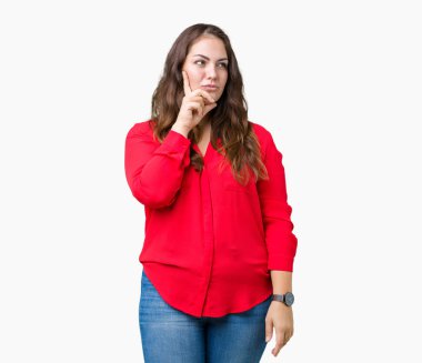 Artı boyutu genç iş kadını elle çene düşünme hakkında soru, dalgın ifade izole arka plan üzerinde güzel. Düşünceli yüzüyle gülümsüyor. Şüphe kavramı.