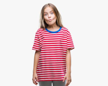 Genç güzel kız izole arka plan yapma balık yüzüne dudaklı, çılgın ve komik bir jest. Komik ifade.