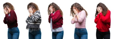 Genç esmer kıvırcık saçlı kız üzgün ifade yüz eller ile ağlayarak süre kapsayan ile izole arka plan üzerinde kolaj. Depresyon kavramı.