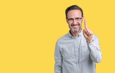 Ve parmak gülümseyen süre bir numara ile kendinden emin ve mutlu yukarıyı gösteren izole arka plan üzerinde gözlük takan yakışıklı orta yaş zarif komuta sizde.