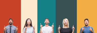 Farklı etnik genç insanlar üzerinde renkli çizgili izole arka plan hayran kolaj ve sürpriz ararken ve parmakları ile işaret ve yükseltilmiş silah.