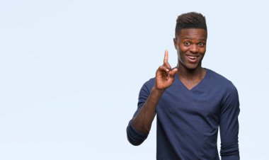 Afrikalı-Amerikalı genç başarılı fikirle parmağı yukarıyı izole arka plan üzerinde. Çıktıktan ve mutlu. Bir numara.
