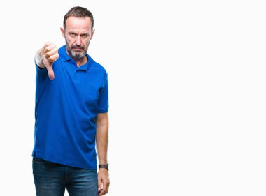 Orta yaş mutsuz ve kızgın ret gösterilen ve başparmak aşağı hareketi ile negatif seyir izole arka plan üzerinde ağarmış komuta sizde. Kötü ifade.