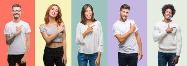 Afrikalı-Amerikalı, İspanyol ve bir gülümseme ile el ve parmak kadar kameraya bakarak yüzündeki mutlu ve doğal ifade ile yan ile işaret yüz Çince grup vintage renk arka plan neşeli üzerinde insan bileşimi.