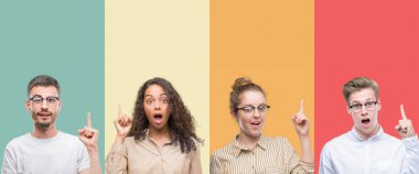 Kolaj bir grup insan başarılı fikirle parmağı yukarıyı renkli arka plan üzerinde izole. Çıktıktan ve mutlu. Bir numara.